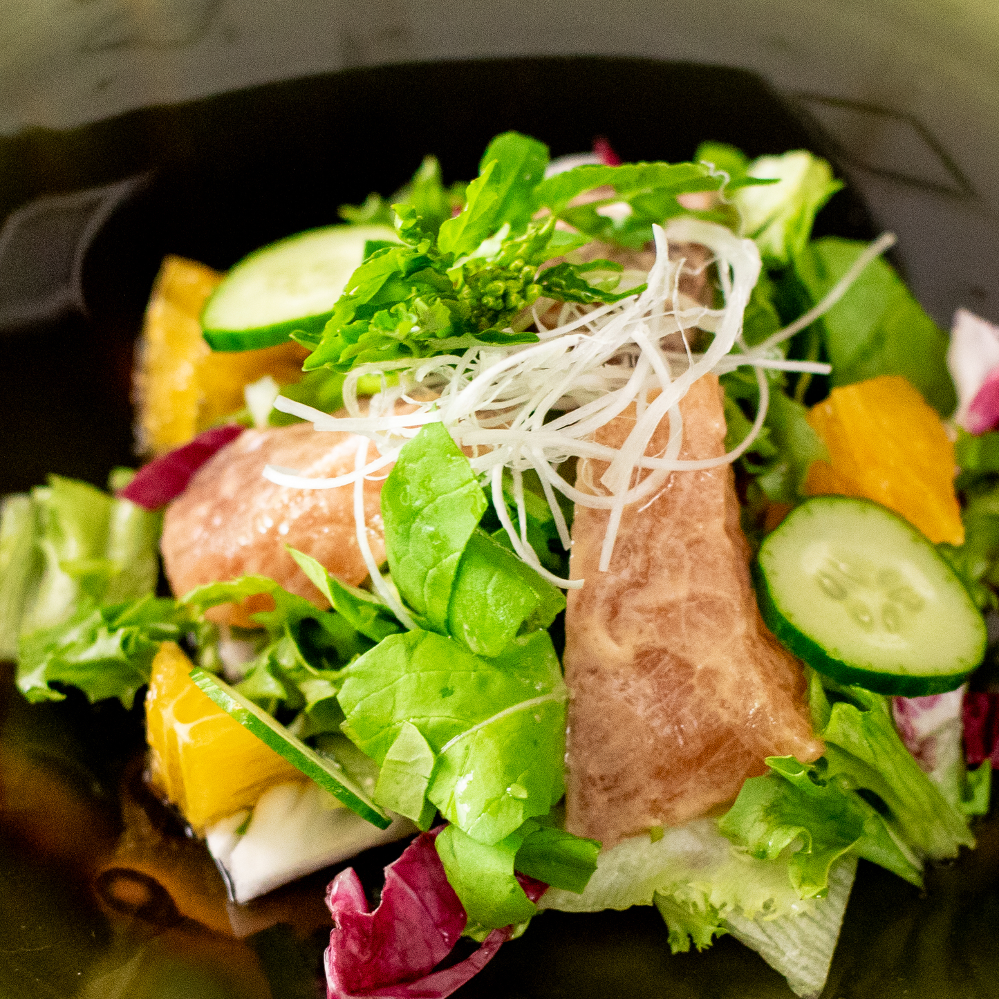 伊東産のぶりを使用した「ぶりのごまダレ醤油漬け」出汁付き
