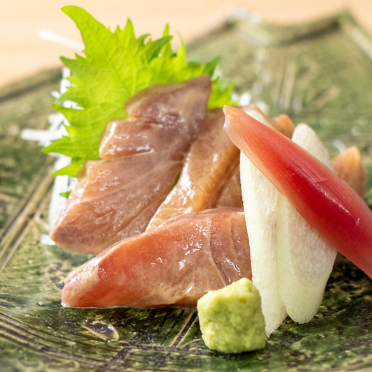伊東産のぶりを使用した「ぶりのごまダレ醤油漬け」出汁付き