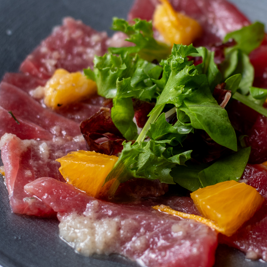 旅する味わい「マグロとオレンジの香草マリネ」